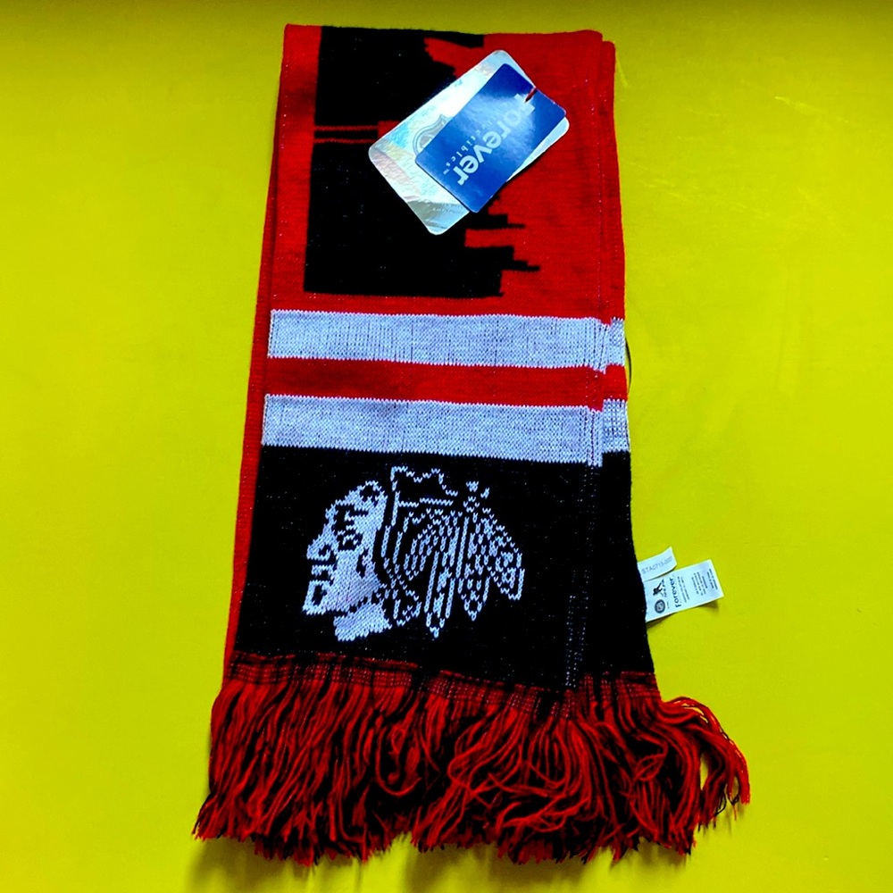 Brand new with tags Jonathan Toews 19 NHL Chicago Blackhawk’s scarf